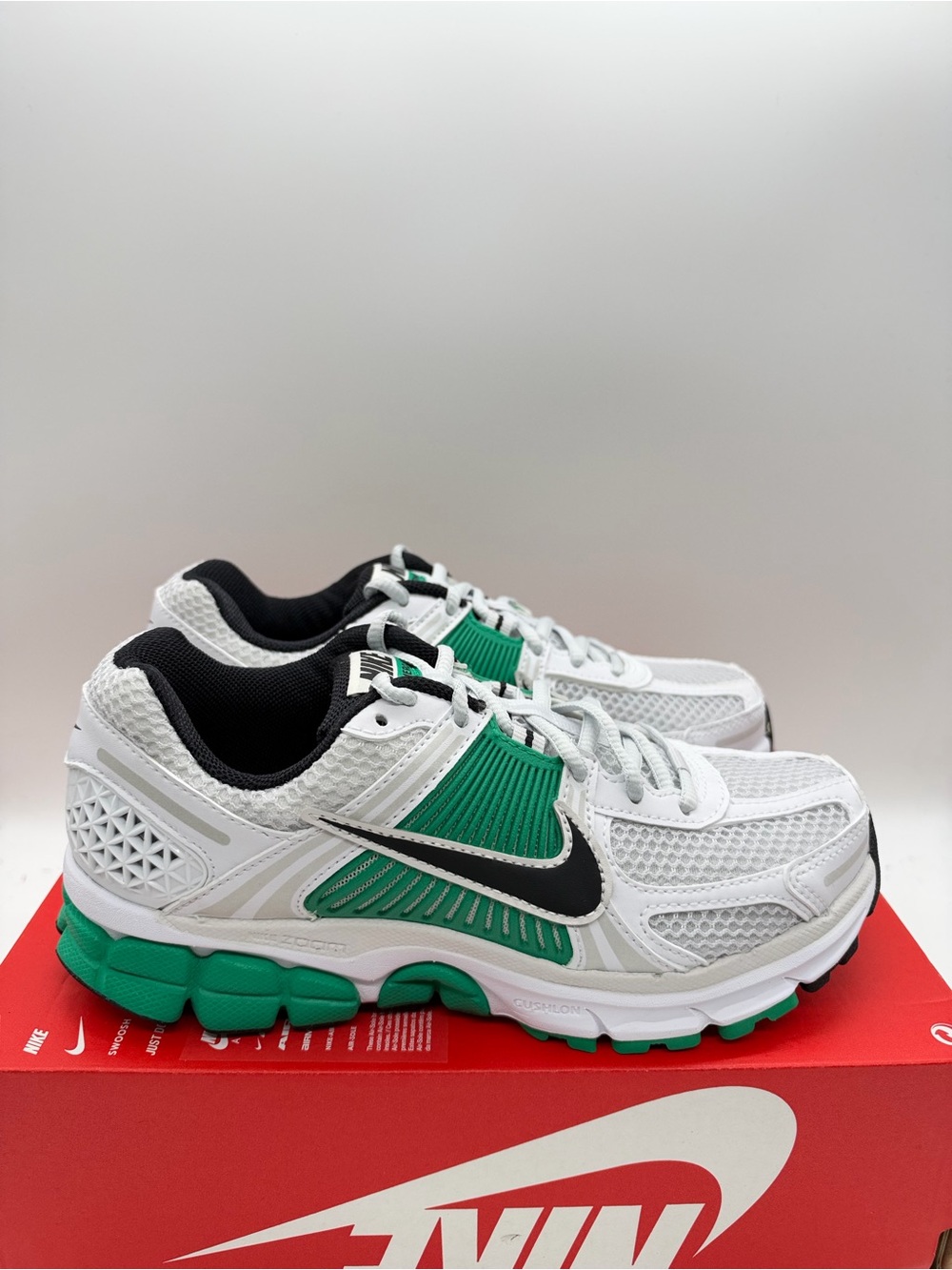 Nike Zoom Vomero 5 White Stadium Green FJ2028-102 Women’s Size 6